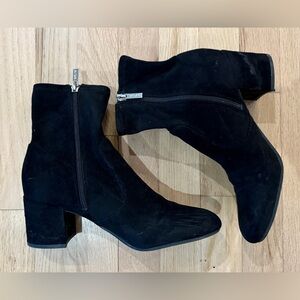 Women’s Unisa Black Unkianna Boot, Faux Suede Bootie, sz 7.5, Block Heel Stretch